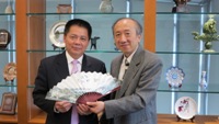 Prof. Hau Kit-tai, Pro-Vice-Chancellor of CUHK (right), presents a souvenir to Prof. Wu Jian, Vice-President of South China Normal University